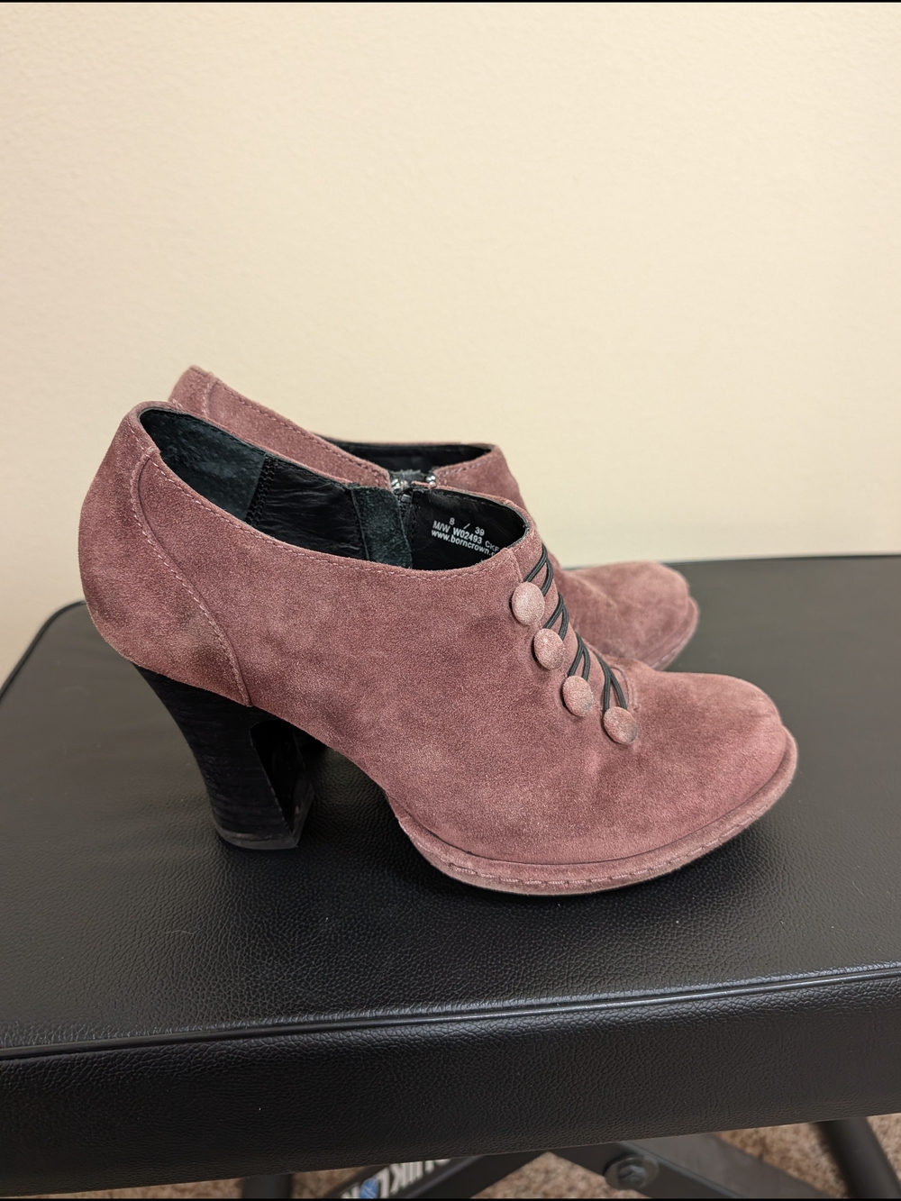 Born Crown 8 Mauve Suede Button‎ Accent Ankle Boots - Picture 2 of 10
